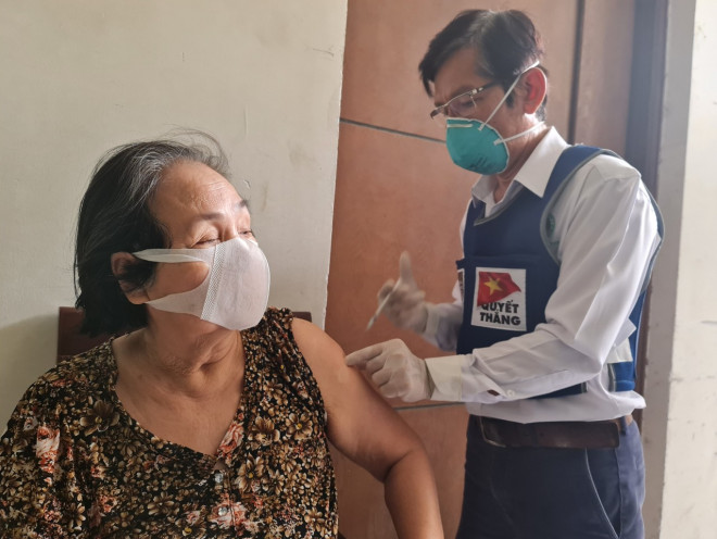 Nhân viên y tế tại Bệnh viện Lê Văn Thịnh (TP Thủ Đức, TP.HCM) đến nhà tiêm vắc-xin cho người cao tuổi.