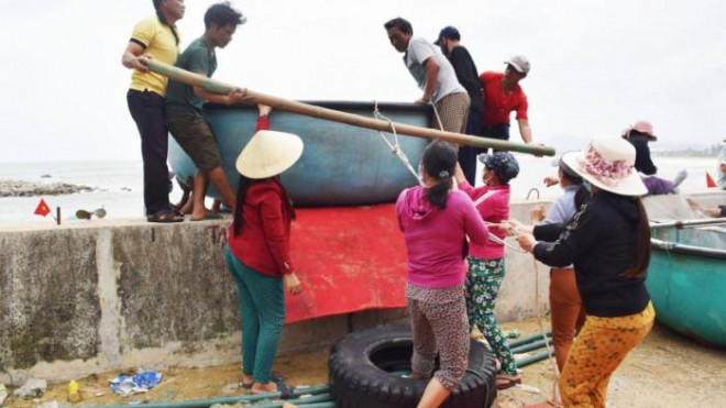 Phú Yên di dời người dân tại các lồng bè đến nơi an toàn để tránh bão