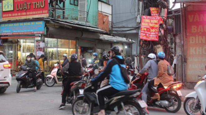 Đường Vương Thừa Vũ (đoạn từ ngã ba Hoàng Văn Thái - Vương Thừa Vũ đến ngõ 164), được UBND quận Thanh Xuân đề xuất lắp đặt bổ sung biển báo cấm đỗ xe ô tô.