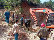 Tin tức trong ngày - Đất nền làm nhà bất ngờ đổ ập xuống vùi lấp 5 cháu bé ở Nghệ An