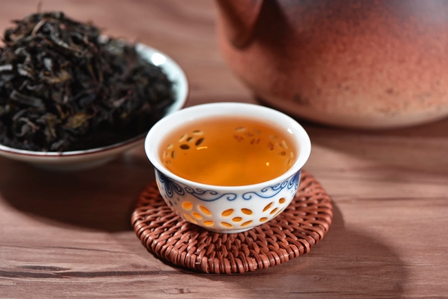 Nước trà sau khi pha sẽ có màu đỏ cam, không chỉ có hương vị thơm ngon mà còn mang đến rất nhiều lợi ích cho sức khỏe người dùng.
