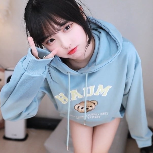 Nữ streamer nổi tiếng với vẻ đẹp &#34;bốc lửa&#34; cùng chiêu trò &#34;quậy phá&#34; khi lên sóng - 2