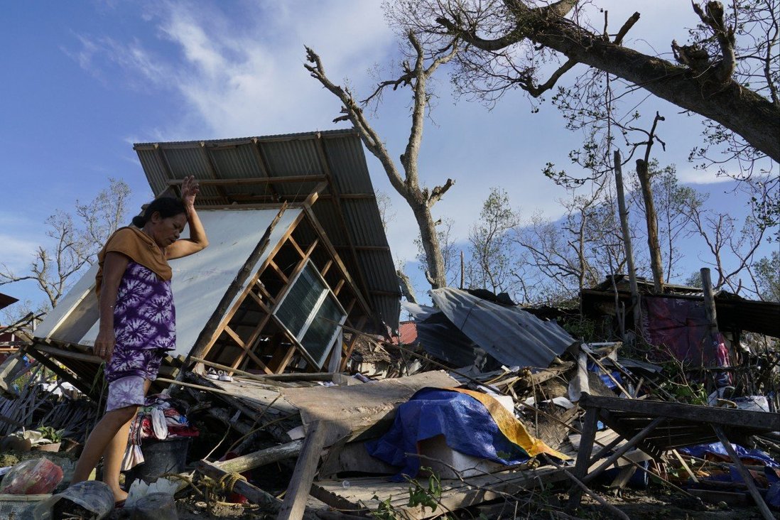 Một người phụ nữ đứng bên cạnh căn nhà bị siêu bão phá hủy ở tỉnh Cebu, Philippines.
