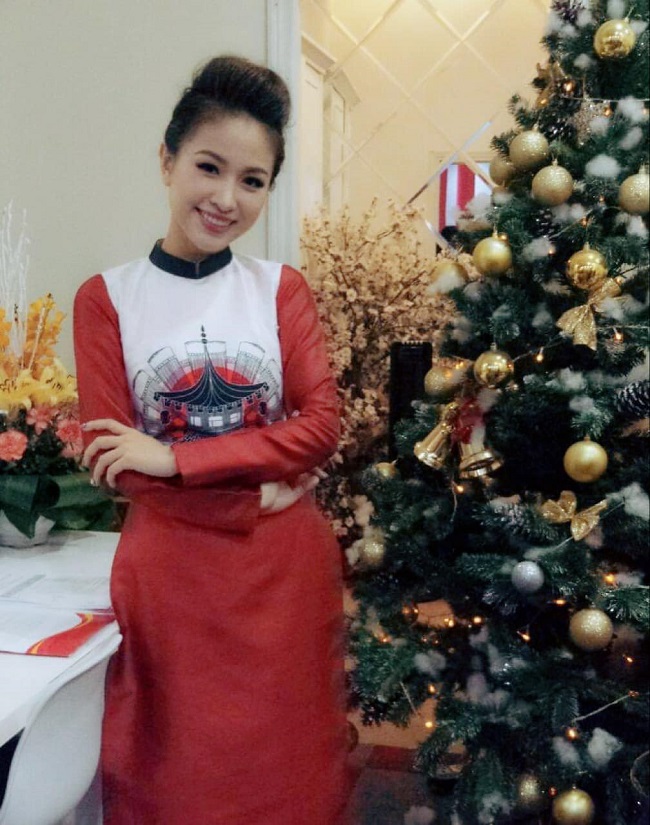 MC Thanh Vân Hugo hạnh phúc bên cây thông Noel và gọi đây là &#34;mùa yêu&#34;.&nbsp;
