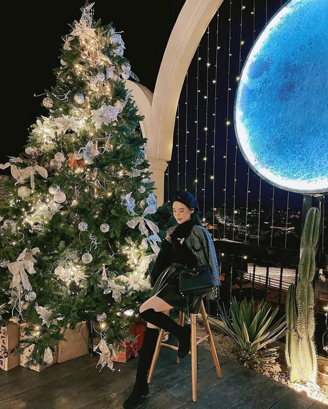 Vân Tiny - con dâu ông trùm điện tử Sài Gòn cũng chọn trang phục sang chảnh khi chụp ảnh bên cây thông Noel.
