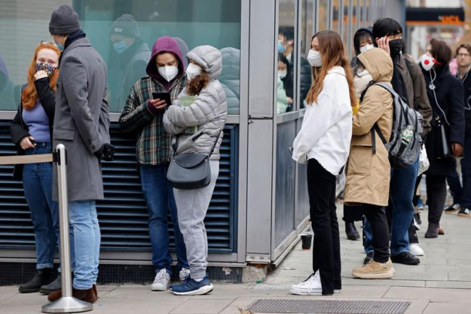 Người dân xếp hàng chờ xét nghiệm trước một trạm xét nghiệm lưu động ở thủ đô London, Anh ngày 17-12. Ảnh: GETTY