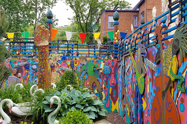 Randyland, Pennsylvania: Vào năm 1995 nghệ sĩ lập dị Randy Gilson bắt đầu vẽ những bức tranh tường trên ngôi nhà của mình. Đến nay, khắp mặt tiền của ngôi nhà 3 tầng là một màu sắc rực rỡ - màu vàng tươi, màu xanh hoa ngô và màu hồng nóng và các tác phẩm điêu khắc tràn ra khắp khu vườn. 
