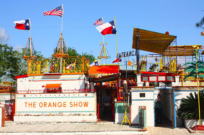The Orange Show, Texas: Jeff McKissack, một nhân viên bưu điện yêu thích những quả cam đã xây dựng toàn bộ khu vui chơi có diện tích 279m2 nhằm tôn vinh loại trái cây này. Trong khu vui chơi có một cái ao nhỏ, sân khấu và một bảo tàng. Jeff McKissack đã xây dựng nó hoàn toàn thủ công.
