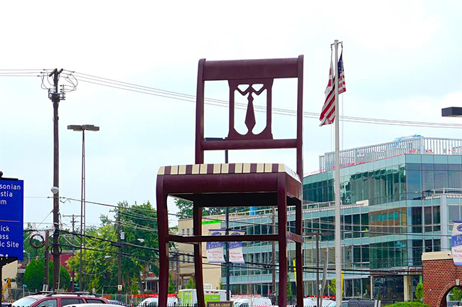 The Big Chair, Washington DC: Bạn sẽ tìm thấy chiếc ghế khổng lồ cao gần 6m&nbsp;này ở vùng lân cận Anacostia. Đây là chiếc ghế lớn nhất thế giới khi nó được chế tạo vào năm 1959.&nbsp;
