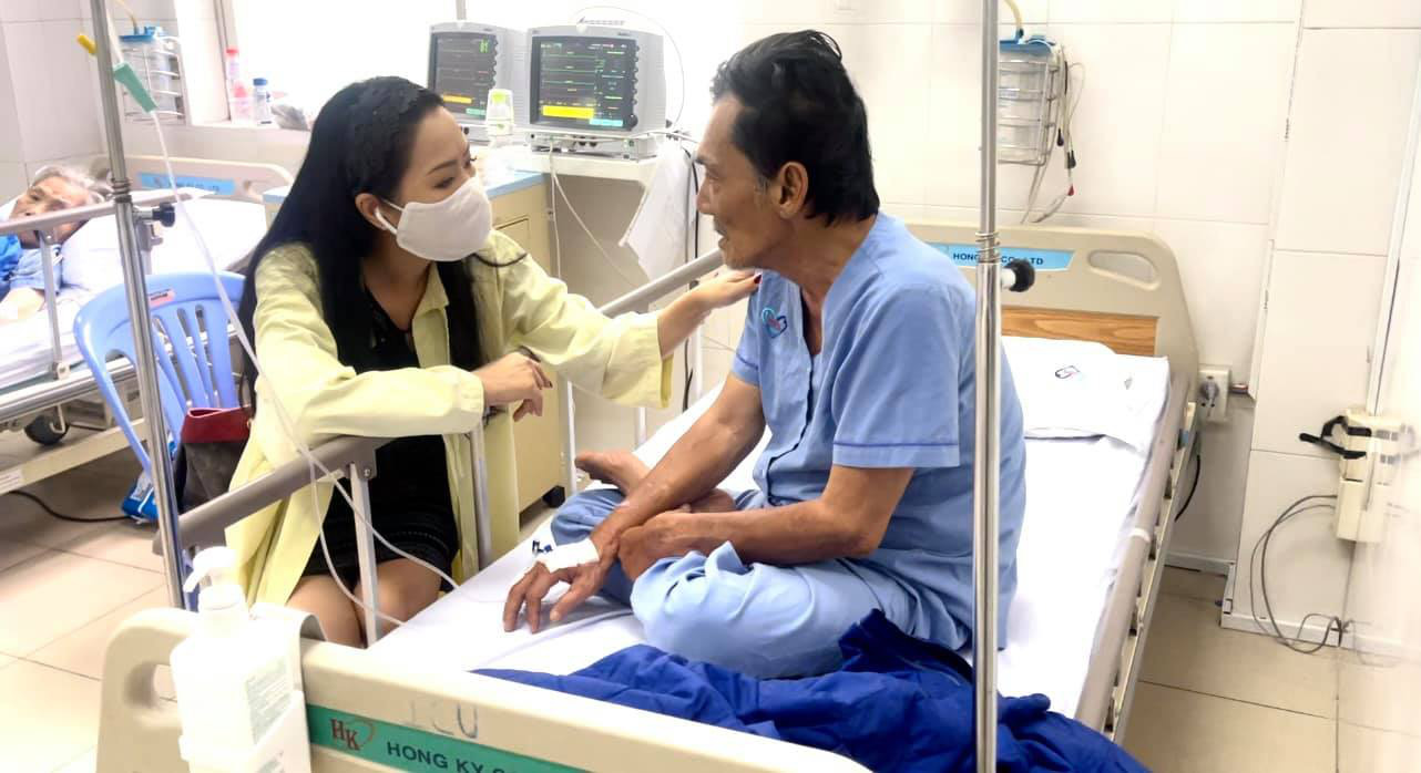 Trịnh Kim Chi đến thăm Thương Tín khi nghe tin ông nhập viện vì đột quỵ