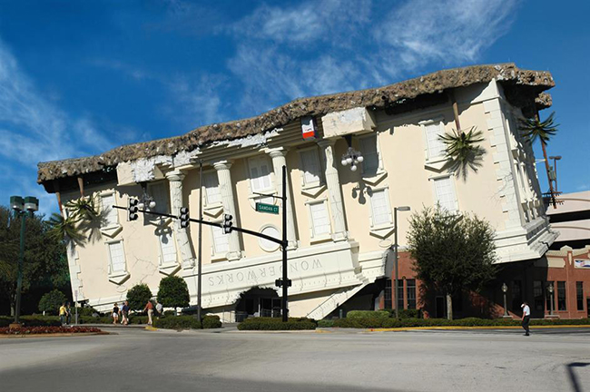 WonderWorks, Orlando, Florida: Tòa nhà màu trắng có mái chạm đất, móng trên không với những vết nứt hình chóp trên mặt tiền và những cột đổ nát gây ấn tượng mạnh cho mọi du khách. Bên trong nó là các cuộc triển lãm tương tác khám phá lịch sử tự nhiên, vật lý, nghệ thuật...
