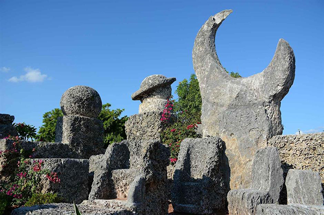 Bảo tàng Lâu đài San hô, Florida: Đây là một bộ sưu tập các tác phẩm điêu khắc đá vôi lập dị, được chạm khắc bởi Ed Leedskalnin. Các tác phẩm nghệ thuật được xây dựng trong khoảng thời gian 28 năm từ 1923 đến 1951.
