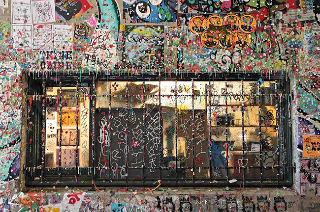 Gum Wall, Seattle, Washington: Bức tường kẹo cao su vạn hoa đã có ở đây từ những năm 1990 - nó kéo dài hơn 15m và thường xuyên được những người thích nhai kẹo cao su ở Seattle ghé thăm.&nbsp;
