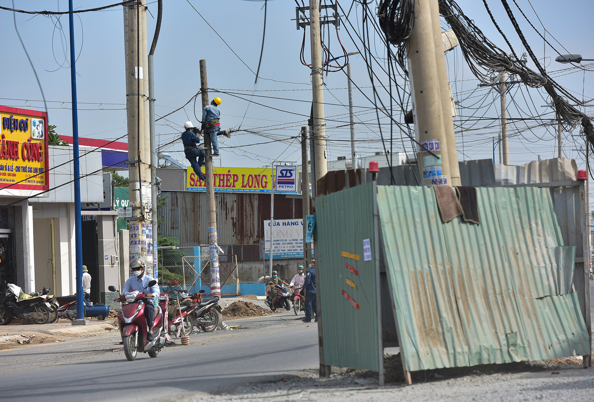 Hiện chủ đầu tư Ban điều hành dự án 3 (thuộc Ban quản lý dự án đầu tư xây dựng các công trình giao thông TP.HCM) đang chờ di dời hàng trụ điện để đổ lớp bê tông nhựa cuối cùng. Tuy nhiên, tiến độ di dời các trụ điện đang triển khai khá chậm nhiều nguyên nhân như nhiều người dân không đồng thuận trồng trụ mới trước nhà, việc thi công bị xung đột với hạ tầng kỹ thuật ngầm nên cần phải đồng bộ giữa các bên, ảnh hưởng của dịch COVID-19...