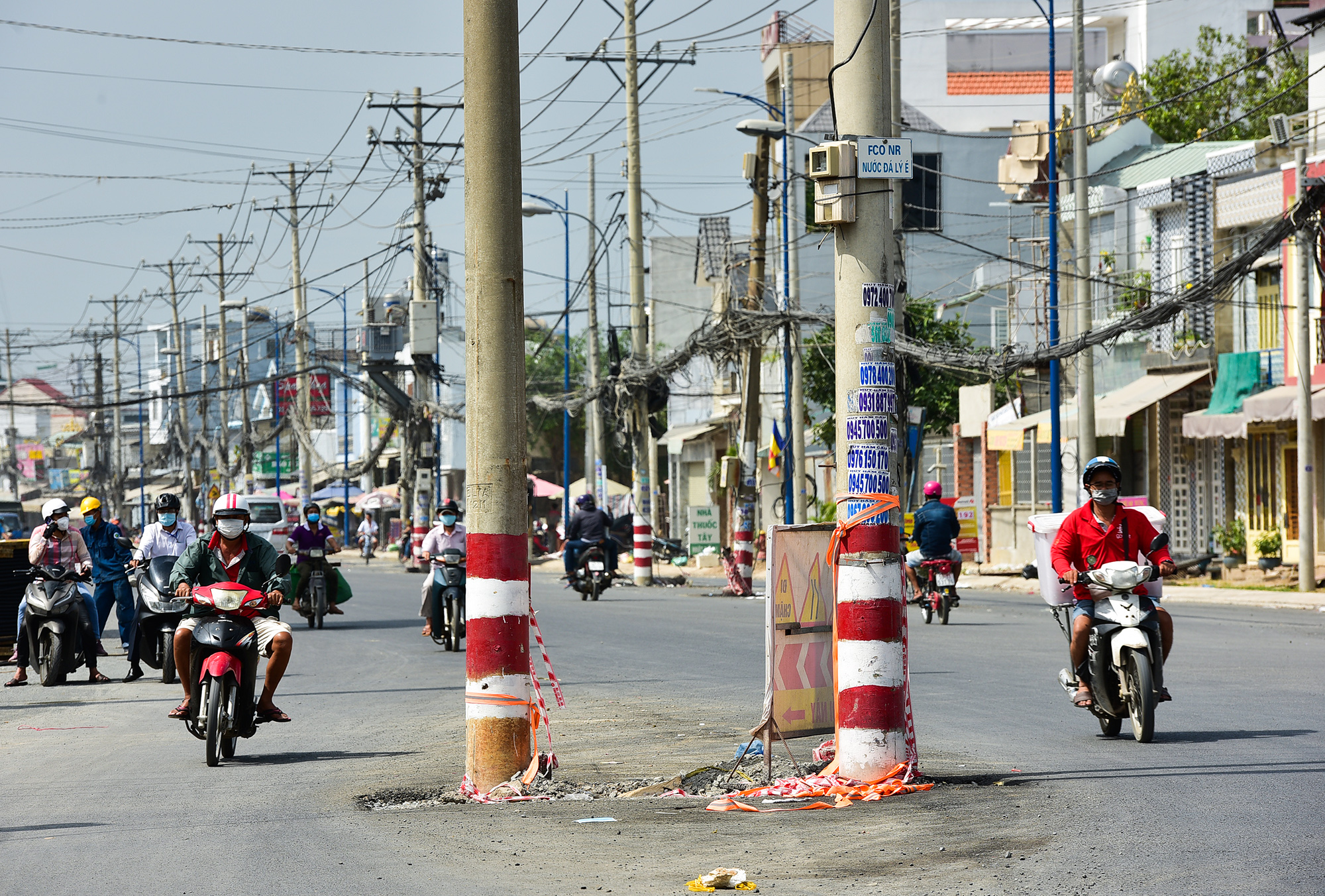 Ngoài những dày trụ điện nằm dọc kéo dài, nhiều cặp trụ nằm ngang giữa đường, phần lớn không có biển cảnh báo, nhiều trụ căng dây nhưng cụng bị rơi rụng.