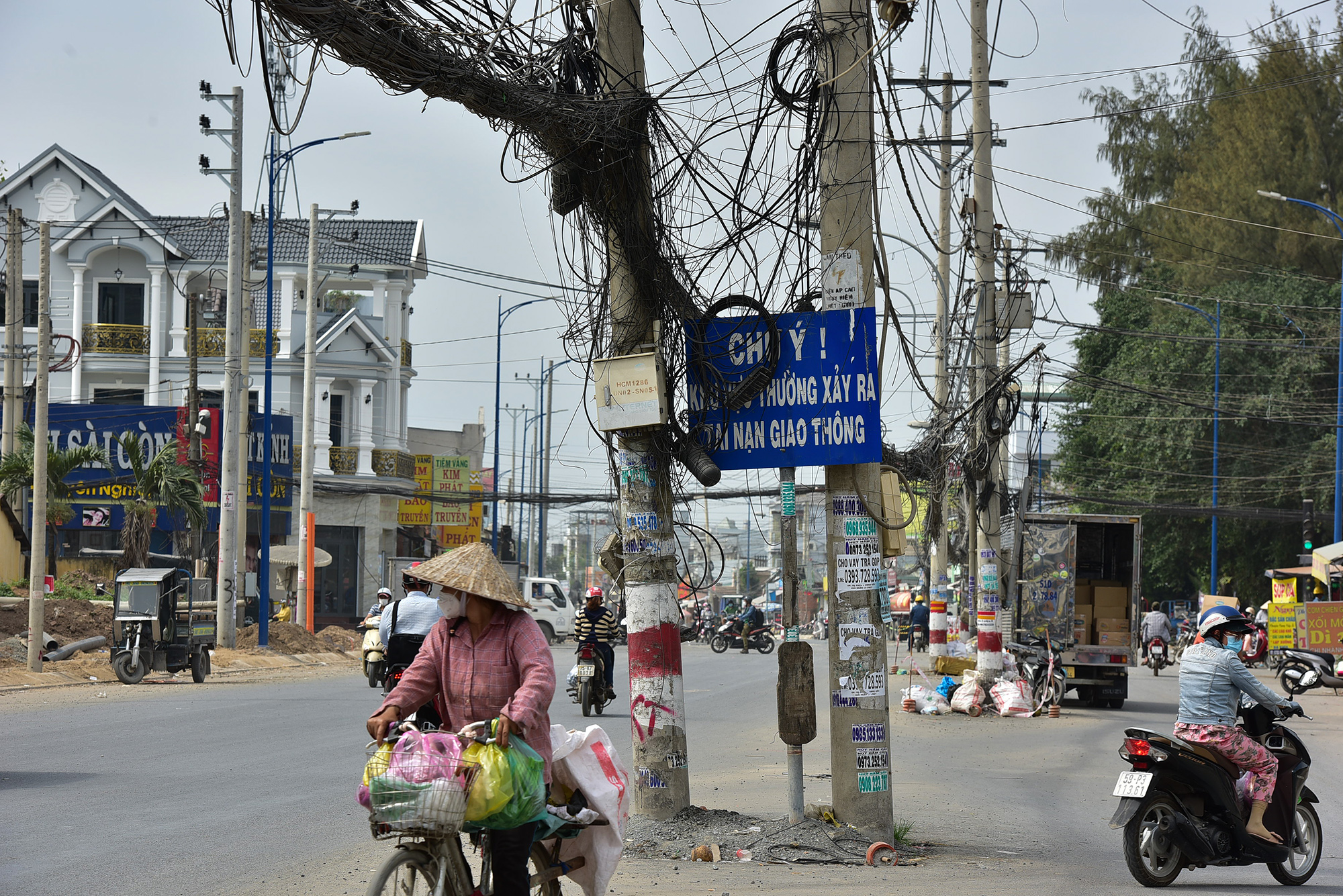 "Trước đây đang thi công mặt bằng còn di chuyển chậm, khi đường được trải nhựa, người điều khiển xe máy bị té ngã, hư xe do chạy nhanh, không để ý&nbsp;va&nbsp;đụng những cột điện này xảy ra thường xuyên" ông Nguyễn Văn Tú, ngụ xã Đông Thạnh cho hay.