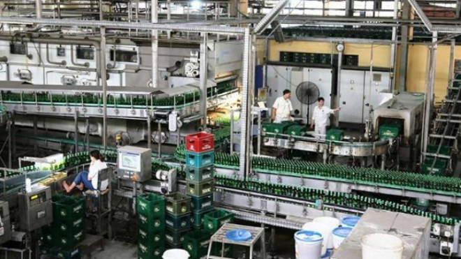 Trong lúc làm việc trong nhà máy bia Thanh Hóa, một công nhân bị ngã dẫn tới tử vong (Ảnh: Dây chuyền chiết bia chai của Công ty CP Bia Thanh Hóa)