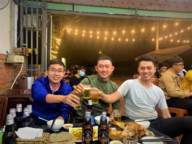 Anh Hà Phan chia sẻ khoảnh khắc gặp gỡ lại hai người bạn thân tại quán quen yêu thích.