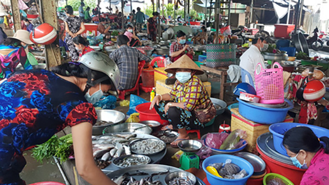 Chị Hạnh, người bán cá tại chợ Cây Mít, xã Nhơn Hưng, huyện Tịnh Biên, An Giang cho biết: 'Cá linh số lượng không nhiều, chúng tôi phải giành giật nhau mới có được hàng để bán. Thường tôi ưu tiên cho khách đặt trước, sau đó bán đại trà chỉ trong đến hơn 7h sáng là đã hết hàng'
