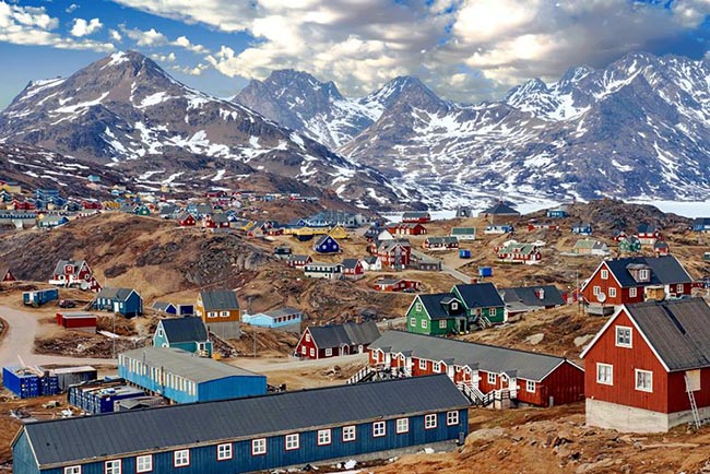 12. Greenland nổi tiếng với phong cảnh siêu thực, những ngôi nhà nhỏ đầy màu sắc được bao quanh bởi vô số những tảng băng trôi.
