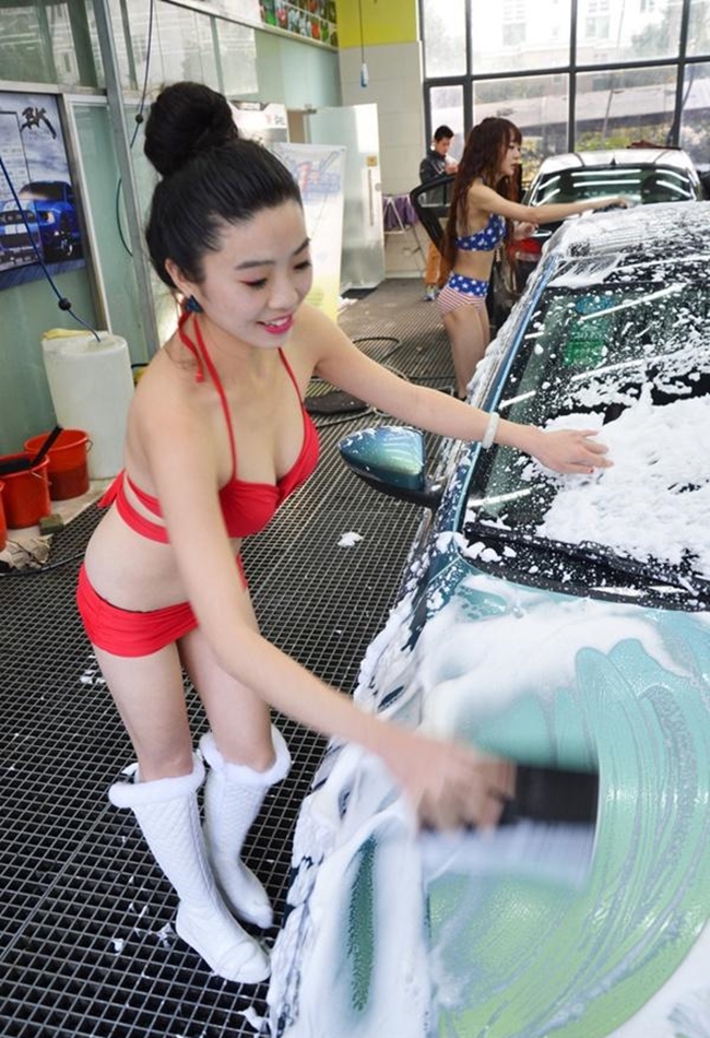 Gái xinh châu Á mặc gợi cảm đi đổ xăng, rửa xe biến nơi công cộng thành sàn diễn - hình ảnh 18