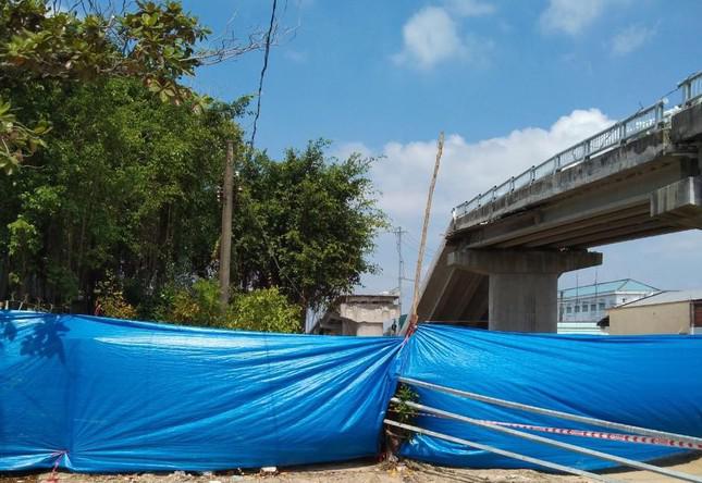 Đơn vị thi công đã rào chắn, cảnh báo người và phương tiện tránh xa