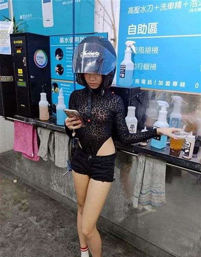 Gái xinh châu Á mặc gợi cảm đi đổ xăng, rửa xe biến nơi công cộng thành sàn diễn - hình ảnh 19