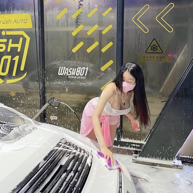 Gái xinh châu Á mặc gợi cảm đi đổ xăng, rửa xe biến nơi công cộng thành sàn diễn - hình ảnh 4