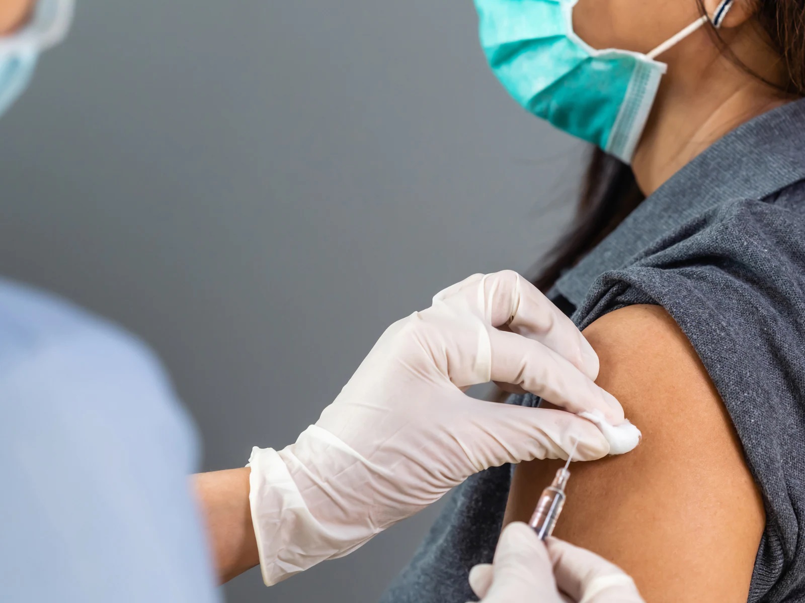 Moderna cho biết mũi&nbsp;vaccine thứ 3 của hãng giúp tăng kháng thể 37 lần chống biến thể Omicron. Ảnh minh họa: News18