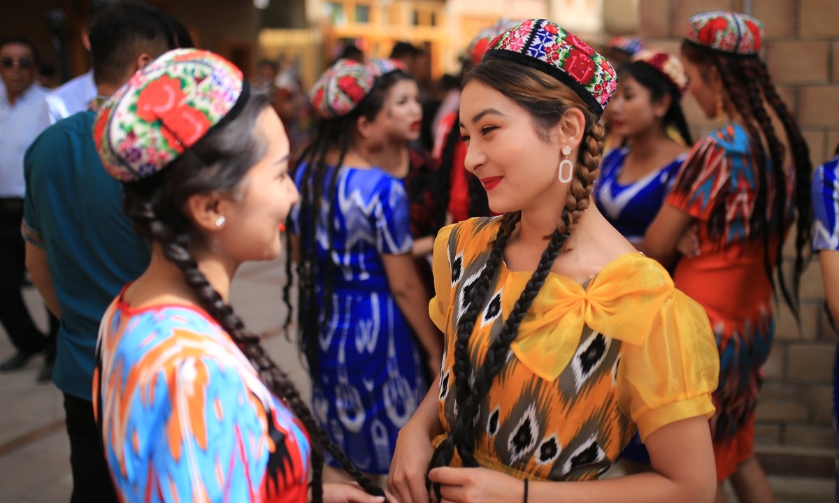Những cô gái người Duy Ngô Nhĩ ở Tân Cương (ảnh: SCMP)