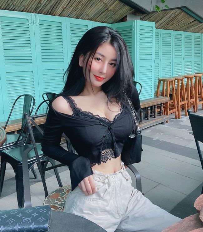 Hot girl Võ Ngọc Trân là một trong những cô gái sở hữu nhiều bức hình khoe outfit ấn tượng khi đi cà phê.&nbsp;
