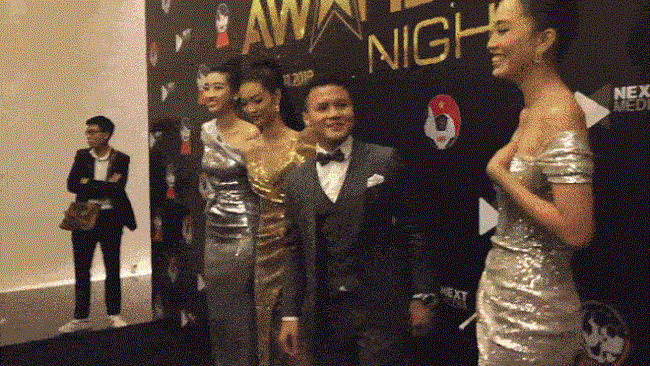 Quang Hải cười ngượng lúc chụp ảnh chung cùng dàn Hoa hậu. 
