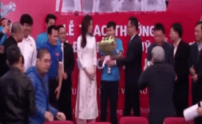 Là cầu thủ nổi tiếng nhất nhì tuyển Việt Nam với nhiều bóng hồng xung quanh nhưng Quang Hải cũng ngại ngùng, không dám nhìn Hoa hậu Đỗ Mỹ Linh.
