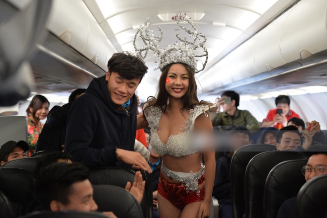 Khi đội tuyển U23 trở về nước sau trận chung kết U23 châu Á, trên chuyến bay, người mẫu Lại Thanh Hương xuất hiện trong trang phục gợi cảm quá đà khiến các cầu thủ ngượng ngùng. Thủ môn Bùi Tiến Dũng nhắm mắt khiến nhiều người bật cười.
