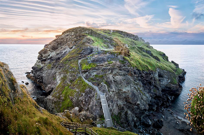 Lâu đài Tintagel, Cornwall, Anh: Tàn tích của lâu đài Tintagel nằm sừng sững trên bán đảo Cornish gồ ghề như bước ra từ một câu chuyện thời Trung cổ. Có rất nhiều truyền thuyết về lâu đài cổ kính tuyệt đẹp này, nhưng ngày nay đây là một điểm đến du lịch rất thu hút khách. 
