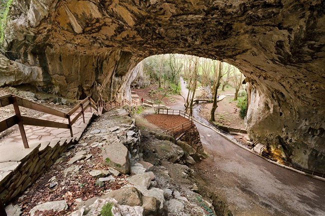 Hang động Zugarramurdi, Navarra, Tây Ban Nha: Không phải măng đá hay thạch nhũ thu hút khách du lịch đến với hang động này, mà bởi nó&nbsp;thường được gọi là ngôi làng của các phù thủy. Đến đây, du khách có thể đắm mình bởi phép thuật trong bảo tàng phù thủy đầy ám ảnh...
