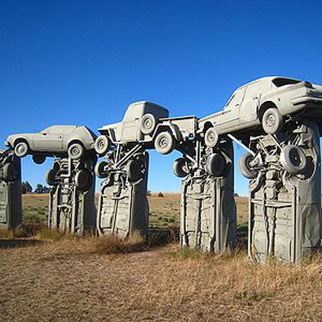 Carhenge, Nebraska, Mỹ: Đây là các tác phẩm điêu khắc kỳ quặc gọi là Carhenge được xếp chồng lên nhau cao ngất trong một cánh đồng. Mặc dù bộ sưu tập gồm 38 chiếc ô tô này không bí ẩn hay có ý nghĩa lịch sử như Stonehenge, nhưng nó là một sự bắt chước thú vị.&nbsp;
