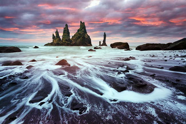 Reynisdrangar, Iceland: 3 vách đá bazan hùng vĩ cao đến 66m này nhô lên mặt đại dương. Theo văn hóa dân gian Iceland, những tảng đá này là tàn tích của một nhóm quỷ lùn.&nbsp;
