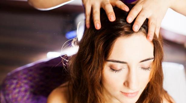 Massage da đầu bằng tinh dầu có thể giúp phục hồi tóc.