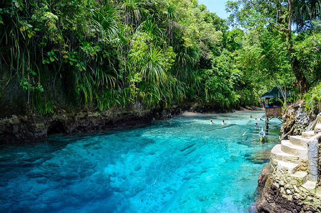 Enchanted River, Hinatuan, Philippines: Con sông trong xanh hút mắt này chảy qua một khu vực rừng rậm trên đảo Mindanao. Theo người dân địa phương vùng nước kỳ diệu này được cho là nơi sinh sống của các sinh vật thần thoại, người ta cũng nói rằng dòng sông có màu sắc ấn tượng từ sapphire và ngọc bích do đũa phép của các nàng tiên để lại.
