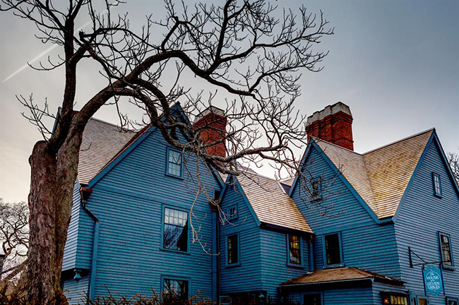 Salem, Massachusetts, Mỹ: Thị trấn nhỏ phía đông bắc Boston này nổi tiếng với các phiên tòa xét xử phù thủy năm 1692 – 1693, nơi chứng kiến 19 phù thủy bị “kết án” và bị hành quyết. Bất chấp giai đoạn lịch sử đen tối này, Salem vẫn rất hút khách bởi nhiều câu chuyện ma quái đáng sợ diễn ra&nbsp;trong đêm Halloween.&nbsp;
