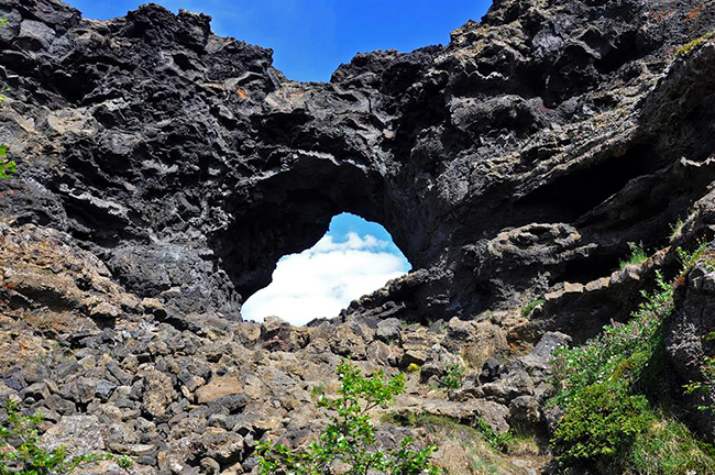 Dimmuborgir, Mývatn, Iceland: Là viên ngọc quý của Iceland, Dimmuborgir là một khu vực trơ trọi giữa&nbsp;cánh đồng dung nham gần hồ Mývatn. Được hình thành bởi một vụ phun trào núi lửa&nbsp;cách đây vài thiên niên kỷ, khu vực này có rất nhiều truyền thuyết bí ẩn.
