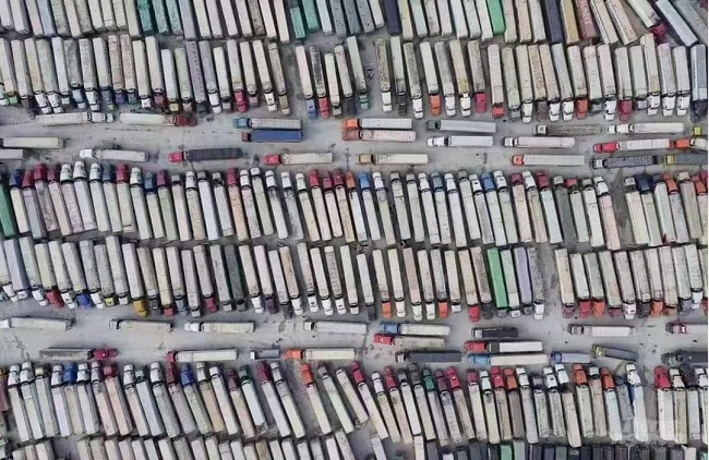 Hàng nghìn xe hàng nằm trong bãi chờ thông quan tại Lạng Sơn. (Ảnh: Nông Thuý).