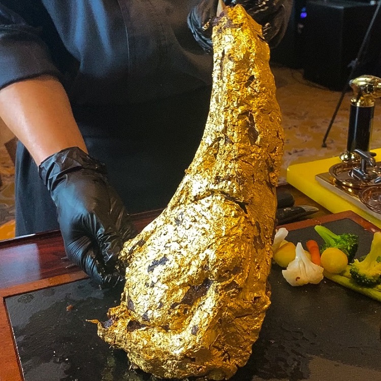 Cận cảnh món bò dát vàng “toát ra mùi tiền” ở Hà Nội.