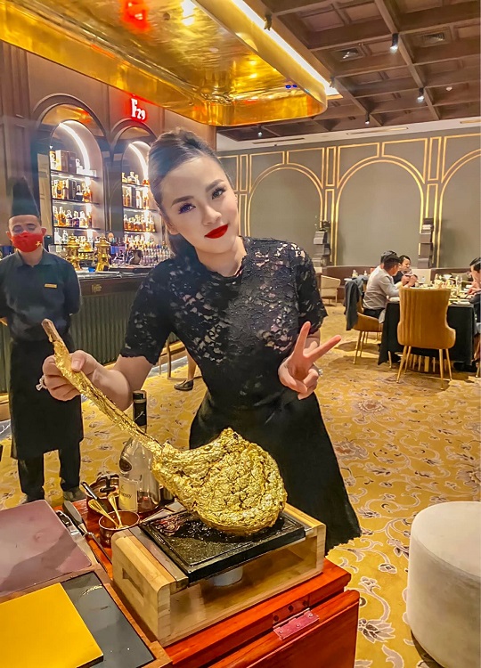 Hà Nội: Cận cảnh món bò tảng dát vàng “sặc mùi tiền” được báo Tây hết lời ca ngợi - 1