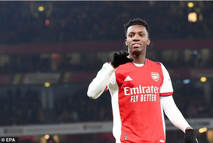 Tiền đạo trẻ Edward Nketiah đã có pha ghi bàn bằng đùi khá may mắn cho Arsenal