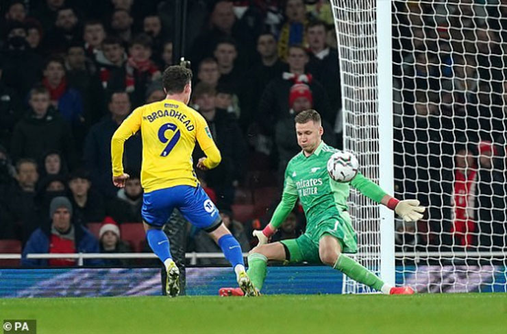 Nathan Broadhead bình tĩnh dứt điểm lạnh lùng loại bỏ Bernd Leno