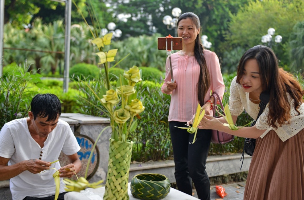 Một nghệ nhân khác ở Hà Nội - ông Nguyễn Mạnh Thắng cũng mang đến những sản phẩm độc đáo từ lá dừa, kiếm được thu nhập khủng lên tới hàng triệu đồng mỗi ngày.
