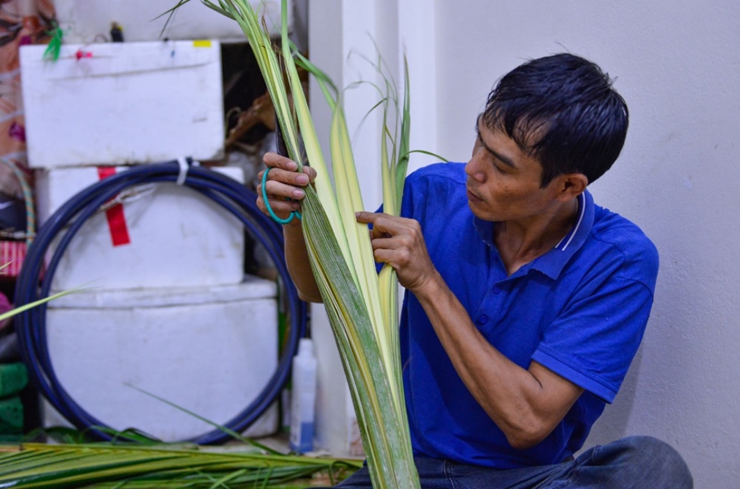 Được biết, ông Thắng đã gắn bó với nghề đan lá dừa được 15 năm.
