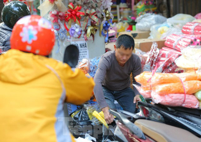 Một số người bán hàng tại phố Hàng Mã cũng quên đeo khẩu trang.